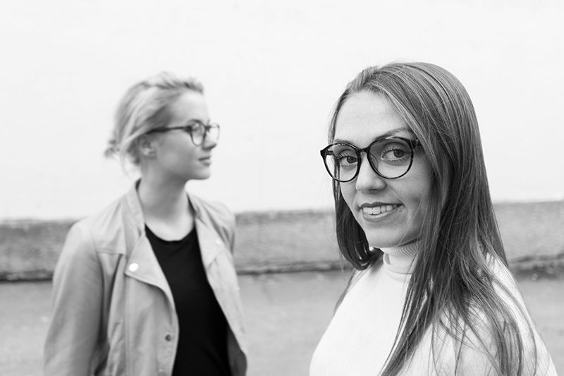 to jenter med briller i et landskap
